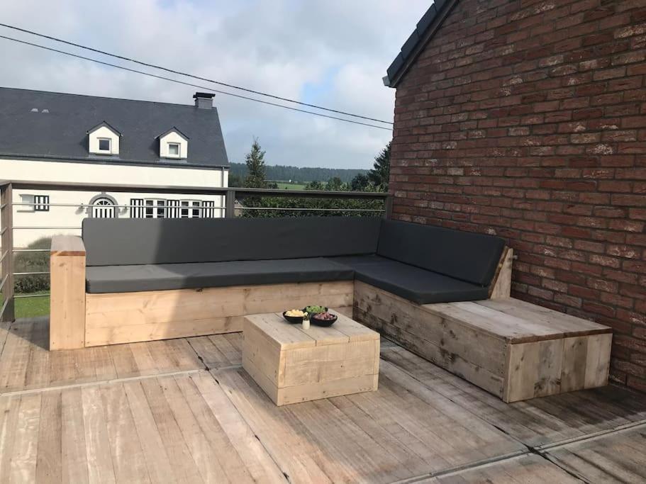 Huis Met Zonneterras, Tuin En Panoramisch Uitzicht Wellin Bagian luar foto